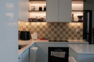 Fixer un meuble haut de cuisine